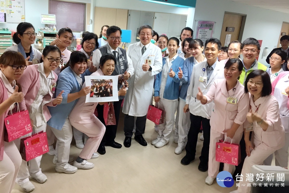 秋節前夕,桃園市長鄭文燦前往臺北榮民總醫院桃園分院慰勞第一線值班醫護人員。