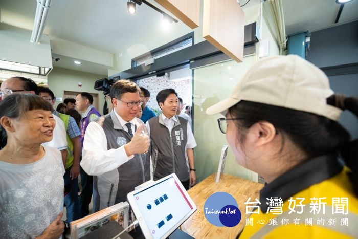市長出席桃園南門公園庇護商店開幕暨揭牌記者會,為桃園庇護工場加油打氣