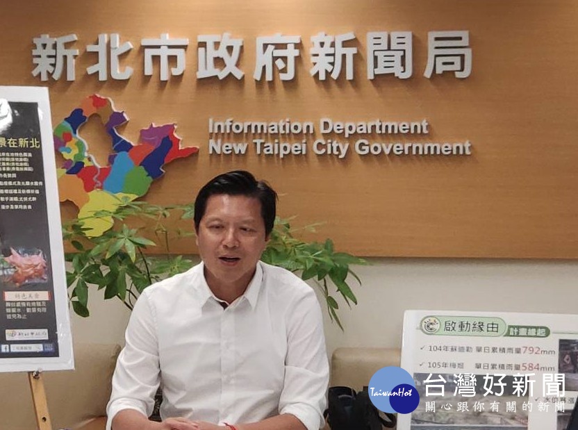 工務局長朱惕之及觀光局長張其強邀請市民朋友在中秋節晚上6點30分在烏來溫泉街覽勝大橋前參加中秋覽月光雕水霧秀暨覽勝大橋通車典禮。(圖/記者黃村杉攝)