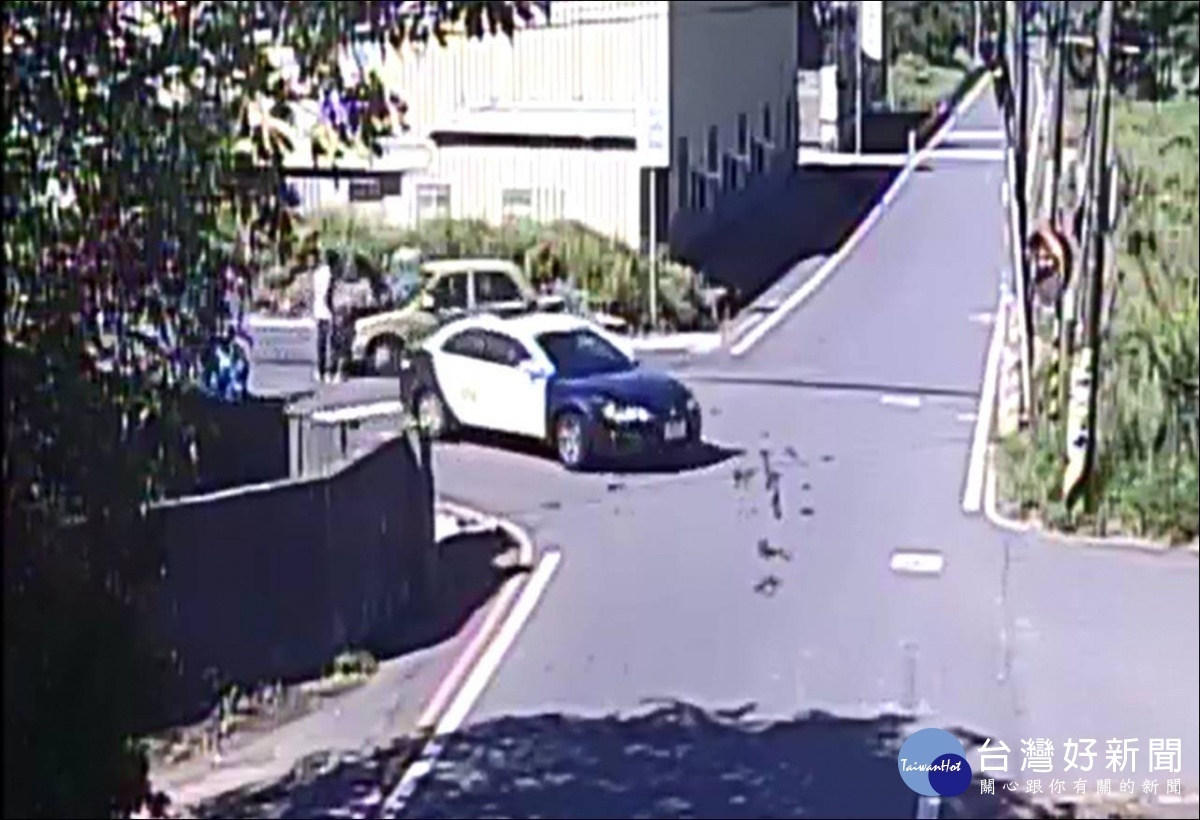 車輛突然拋錨停在路中間動彈不得,巡邏員警見狀上前幫忙將車推到路旁維持交通順暢。