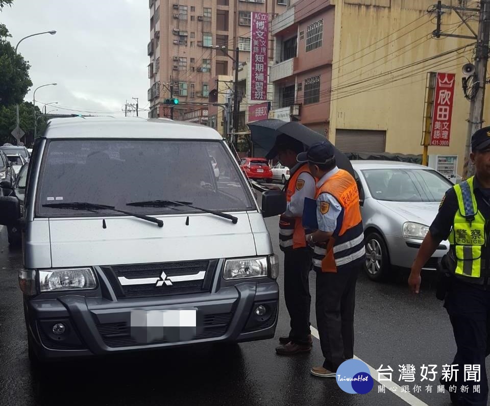 車輛違規改裝及超載情形頻傳,威脅學幼童上下學行的安全,桃園監理站會同相關單位實施聯合稽查。
