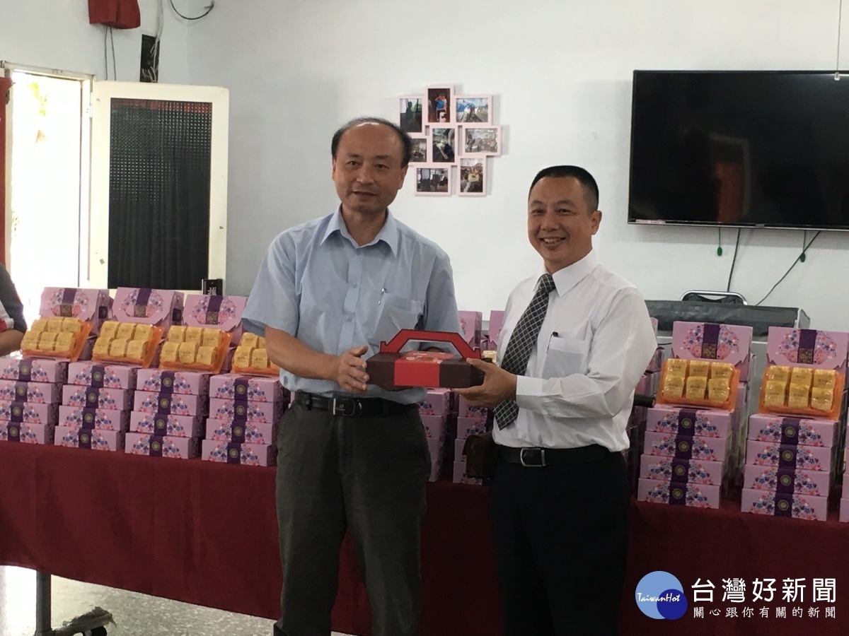 陳董事長贈禮盒予各協會等代表。(記者扶小萍攝)