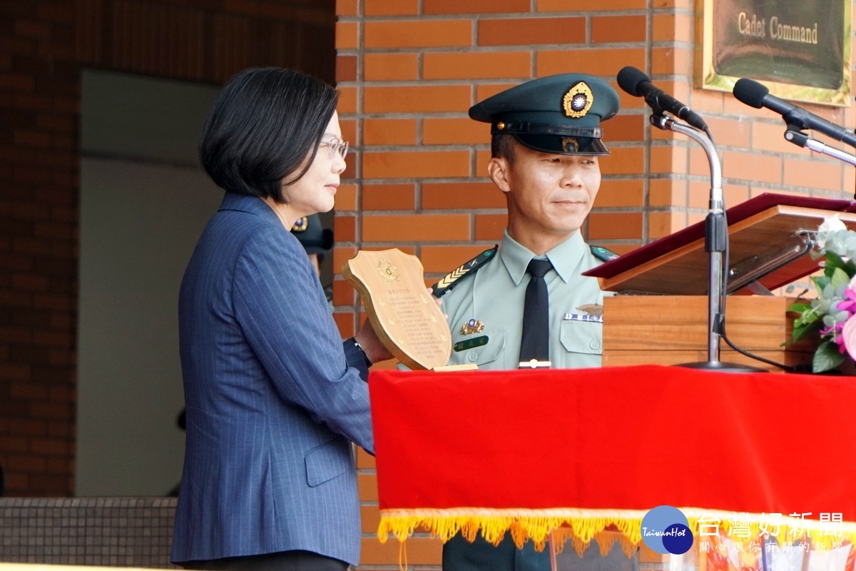 蔡英文總統於「國軍108年三軍士官新生開學典禮」中，接受各軍種士官督導長呈獻各軍種精神象徵紀念品。