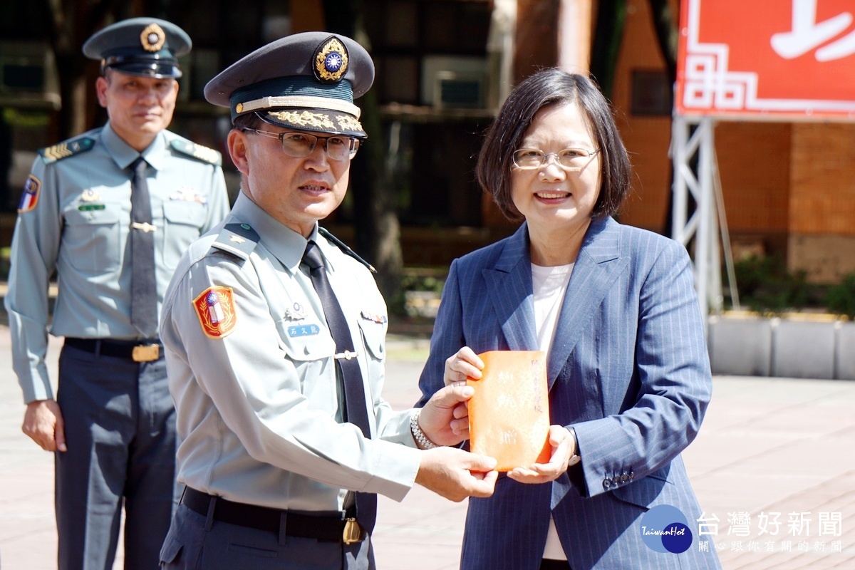 蔡英文總統致贈加菜金，由陸軍專校校長石文龍代表接受。
