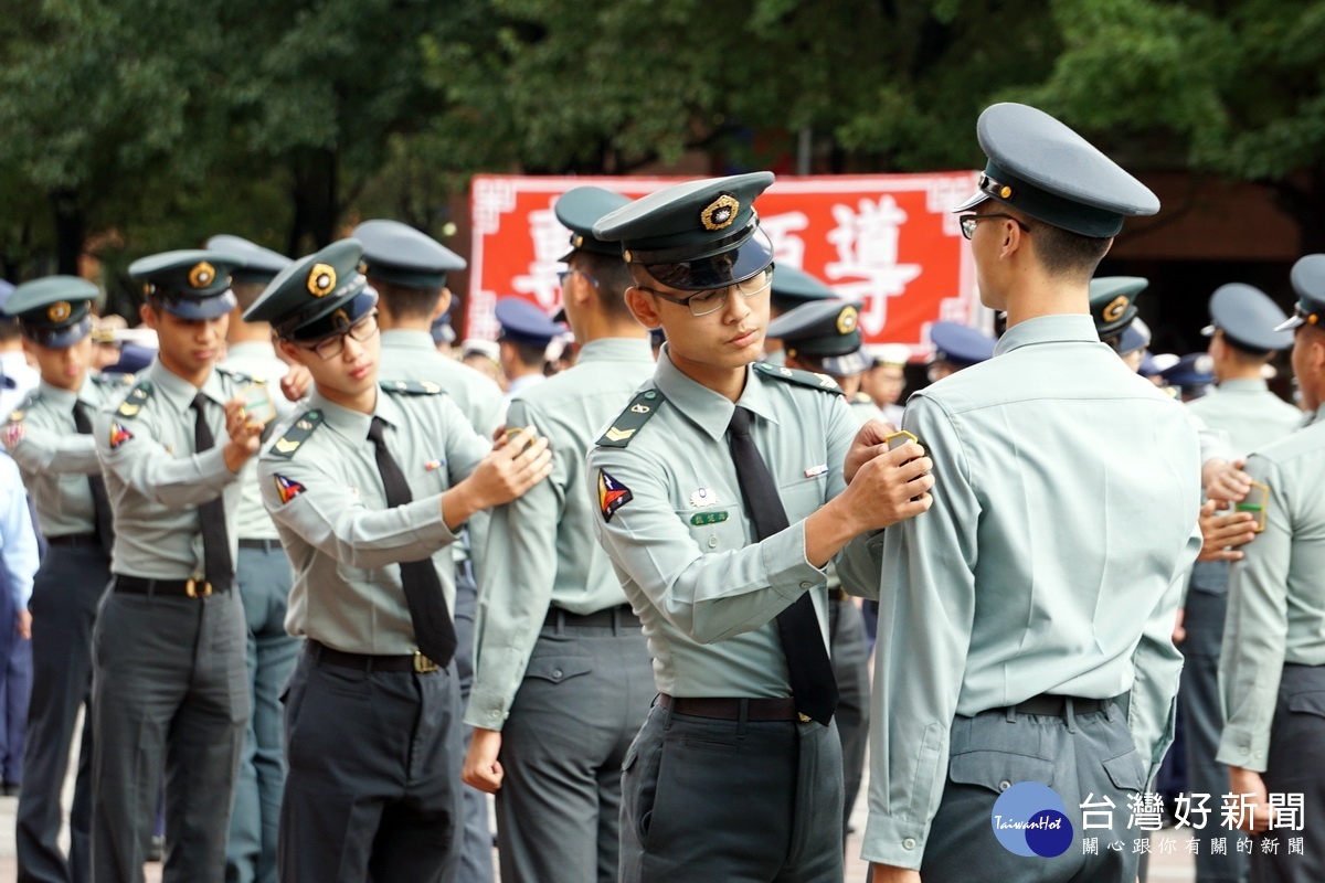 典禮中，士官學長為新生晉級配掛年級章，象徵士官榮譽精神的永續傳承。