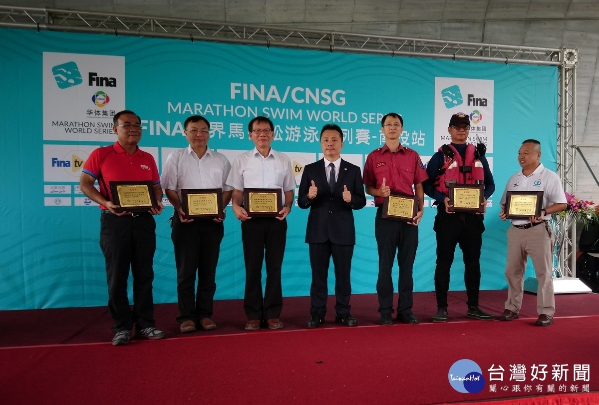 中華民國游泳協會理事長曾正宗頒贈各協助單位感謝狀。〈記者吳素珍攝〉