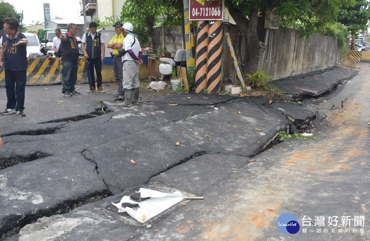 豪雨造成彰化市大埔截水溝堤岸道路崩塌路段。
