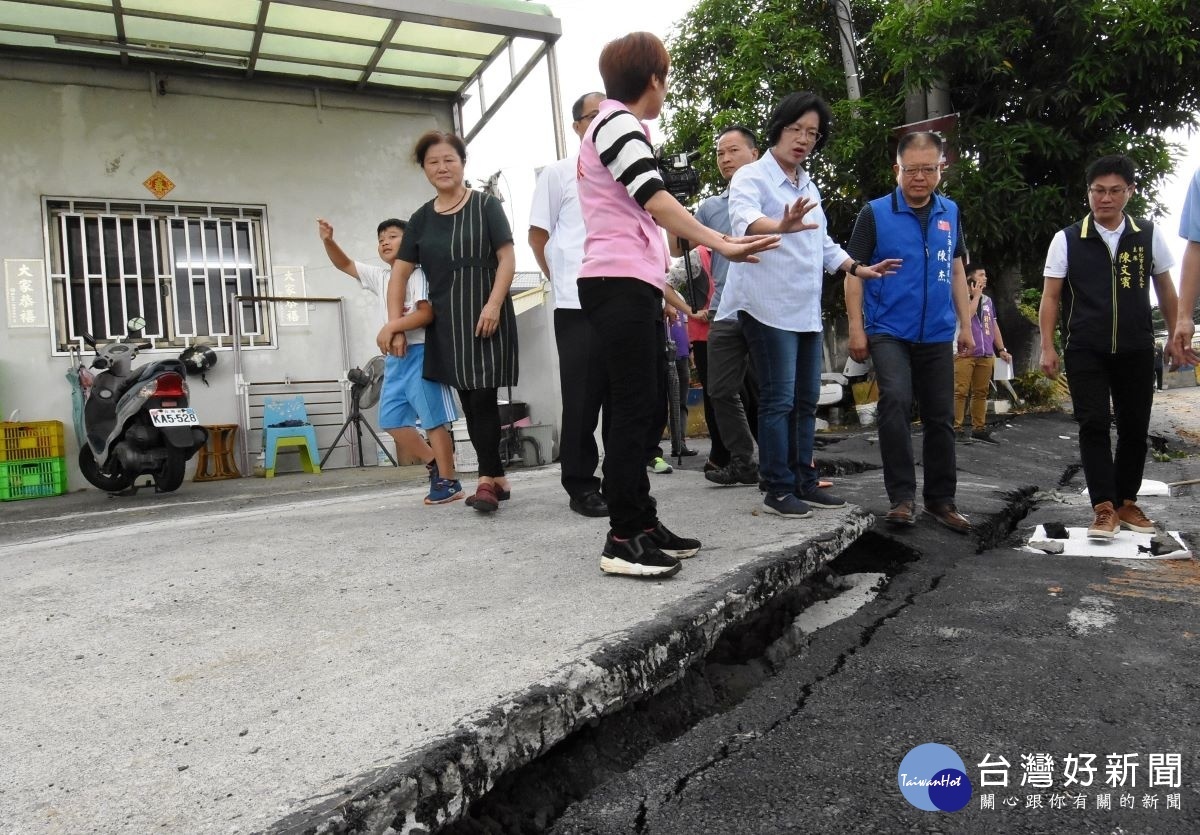 縣長王惠美與多位議員勘查大埔排水溝坍塌路段。
