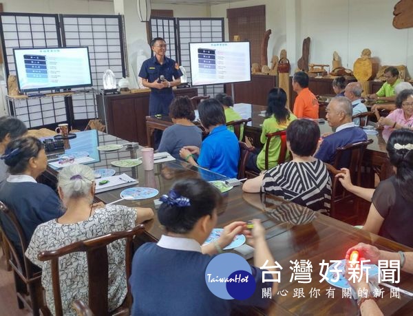 北港警分局積極提供年長者友善之交通安全環境,組長張智彥、警員吳柏諺受邀至慈濟園區樂齡學堂實施反詐騙及交通安全宣導,深獲肯定。