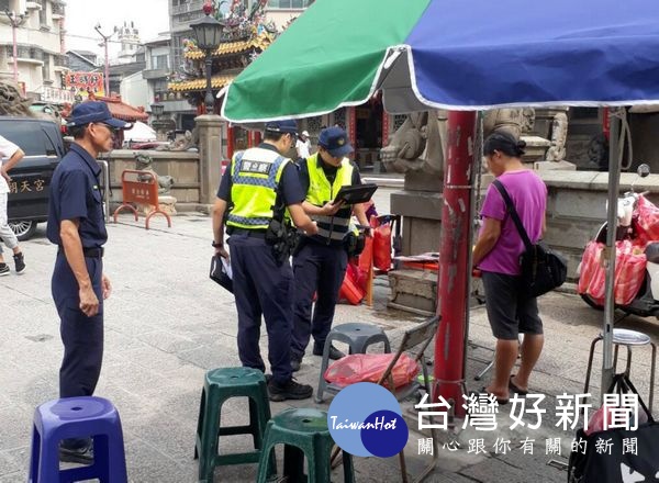 北港警分局針對朝天宮周邊攤販強行推銷金紙及佔用車道問題,持續不定期執行取締路霸行動及清道工作,經勸導仍違規者依法開單並清除障礙物。