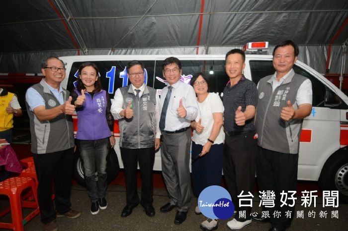 市長與貴賓於救護車前合影