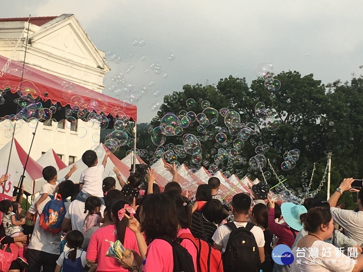 會場中有泡泡派對非常熱鬧。（記者扶小萍攝）