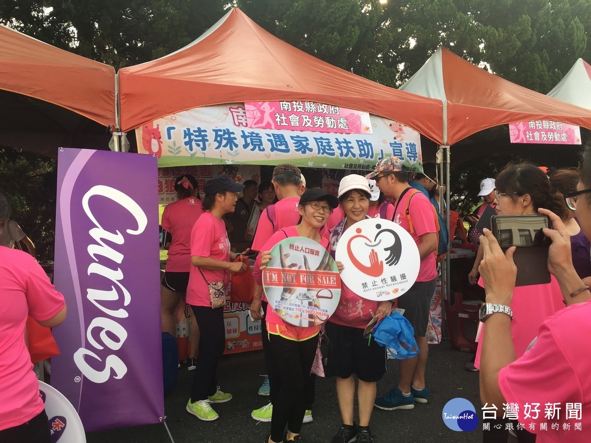 縣府社會及勞動處宣導性平防杜家暴等。(記者扶小萍攝)