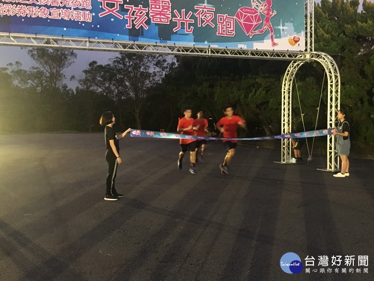 跑者陸續回到終點。(記者扶小萍攝)