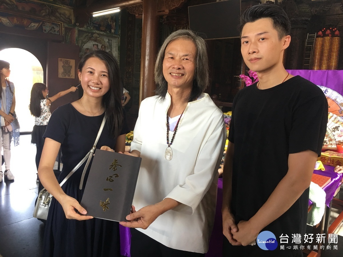 陳錦昌(中)推出茶心一味新書,兒女也都是茶人。(記者扶小萍攝)