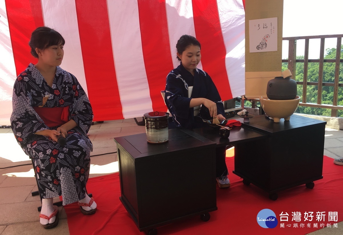 日本抹茶示範以茶筅篩茶。(記者 扶小萍攝)