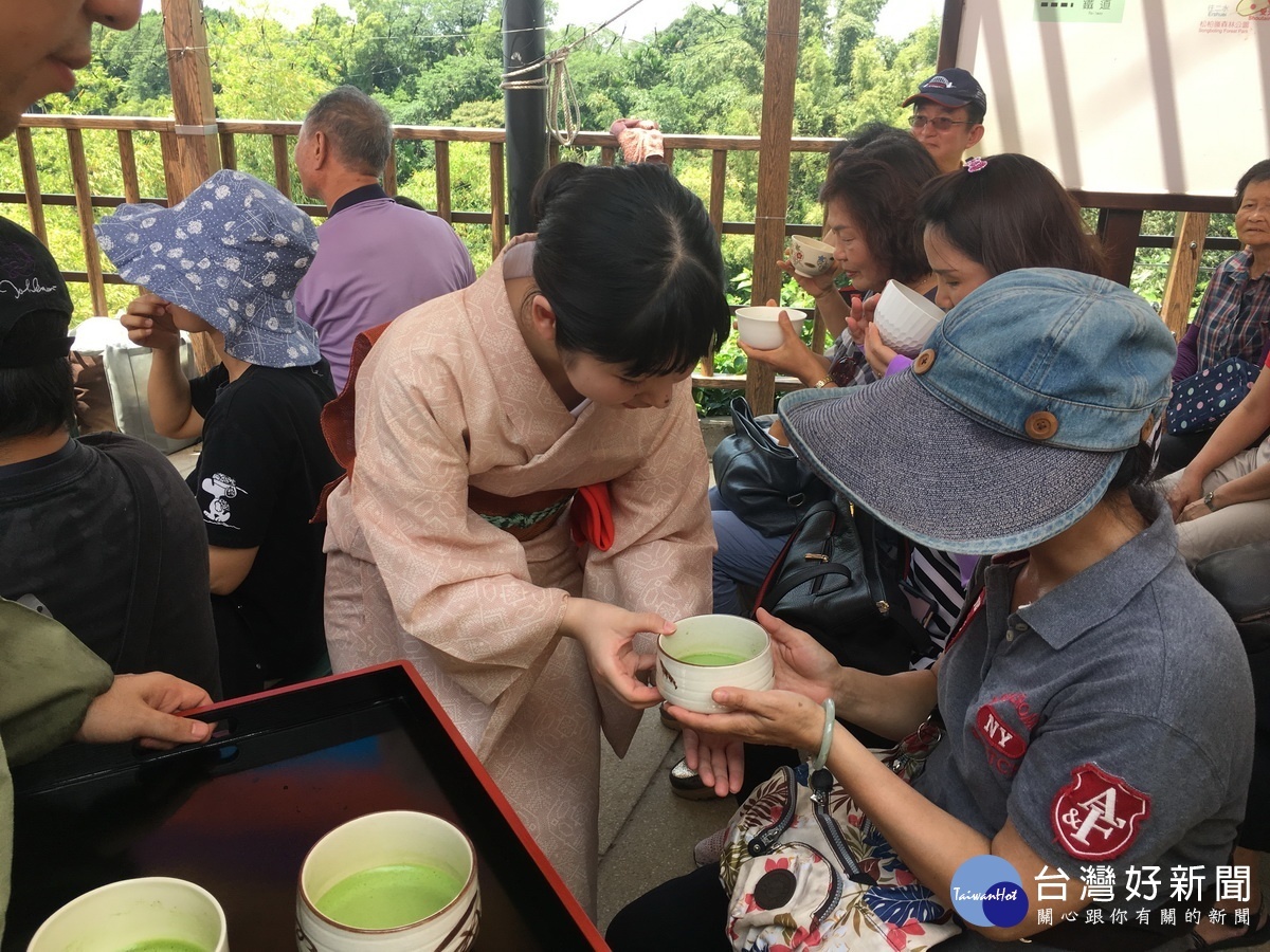 奉茶嚴謹。(記者扶小萍攝)