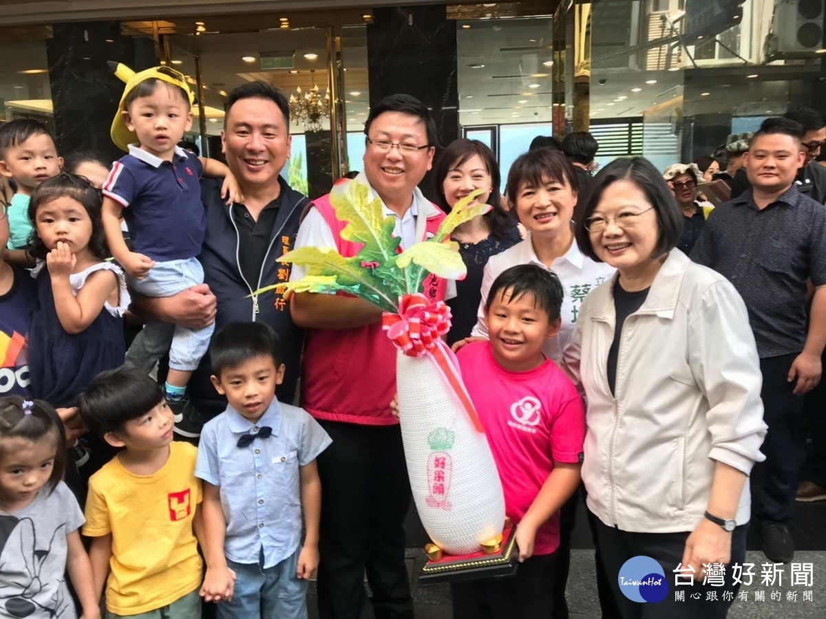 參訪日月潭水社老街，小朋友手捧「好彩頭」對蔡總統及蔡立委的祝福。