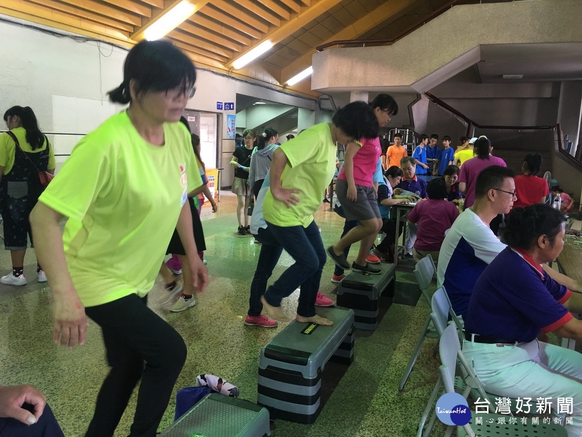 參與體適能檢測接受考驗。(記者扶小萍攝)