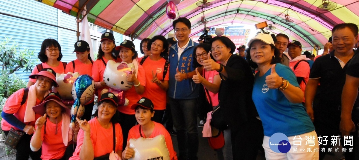 彰化縣二千人古蹟懷舊健行,縣長王惠美、立委柯呈坊與北中南民眾同步運動健身。