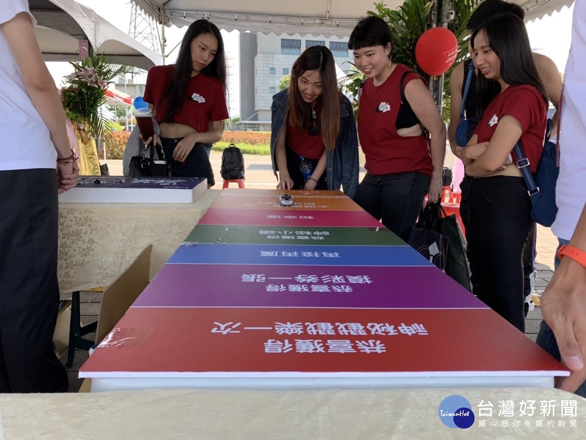 周邊互動式遊戲-推進十年里程,吸引民眾拿好禮,並有機會獲得東京來回機票摸彩券。