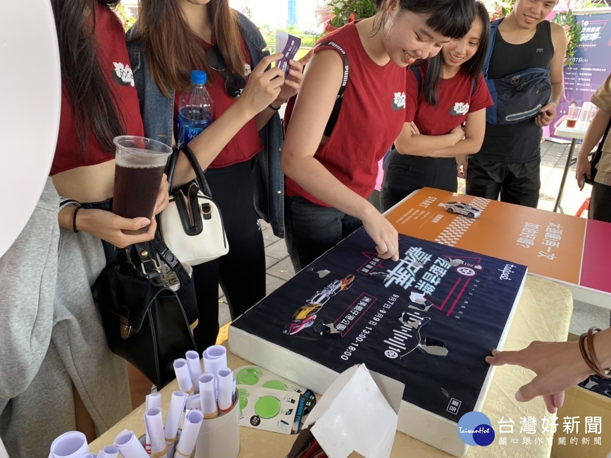 第十屆承德好車展,現場民眾闖關玩戳戳樂遊戲。