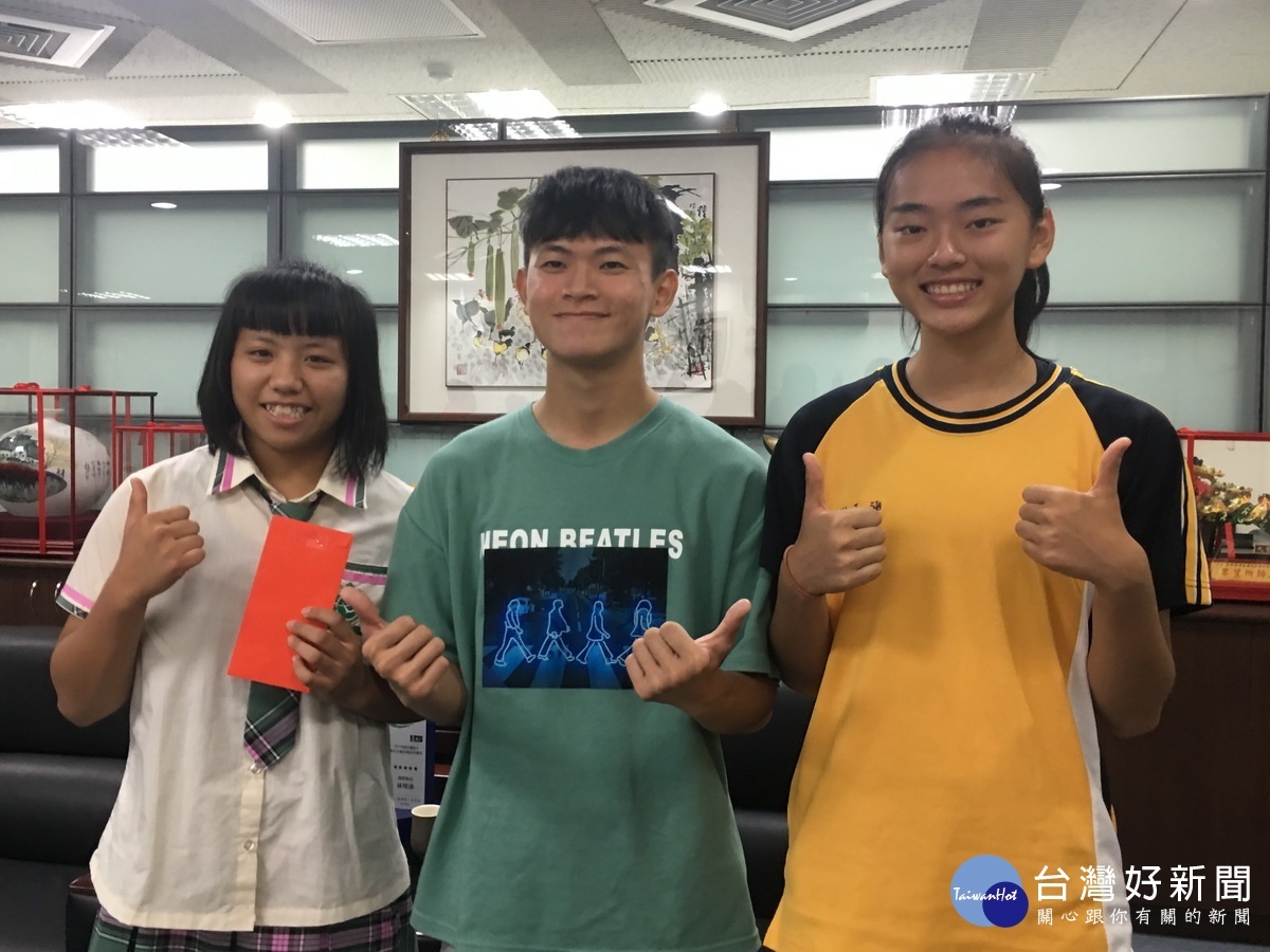 三位獲獎同學非常高興強調會再接再厲。(記者扶小萍攝)