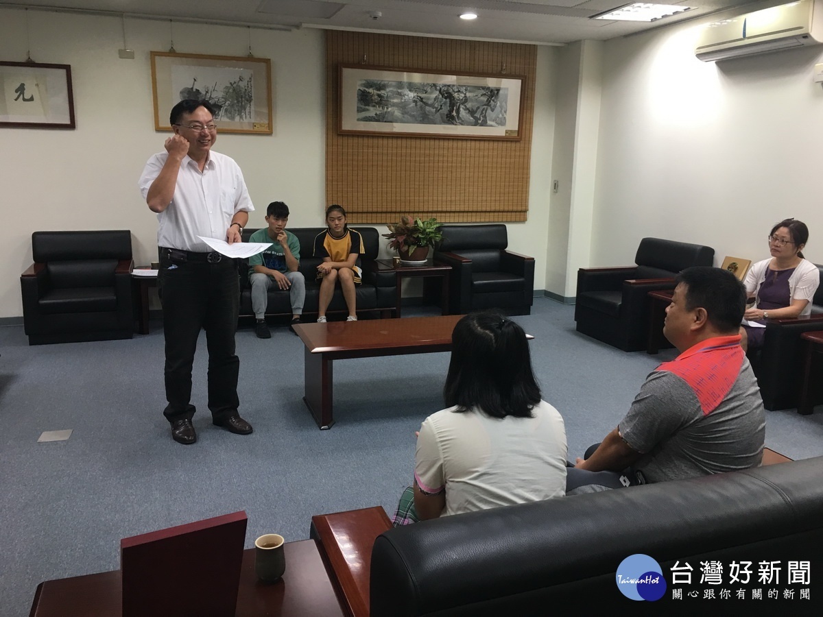 教育處長陸正威鼓勵同學加油。(記者扶小萍攝)