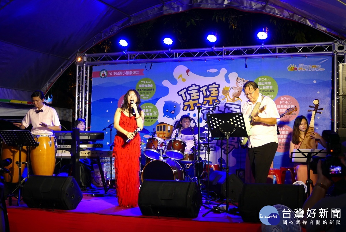 主唱賴翠媛精采的演唱，熱情與台下觀眾互動。