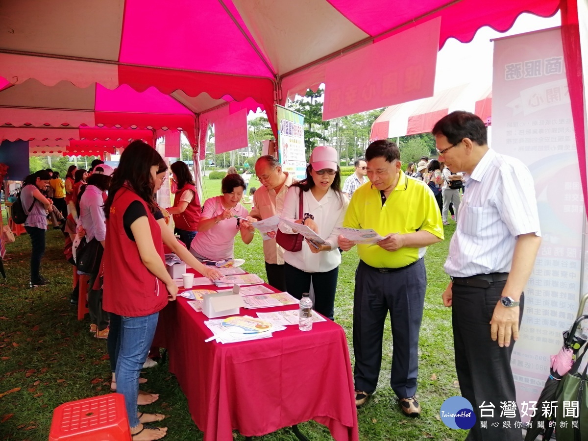 南投衛生局在活動中做宣導。(記者扶小萍攝)