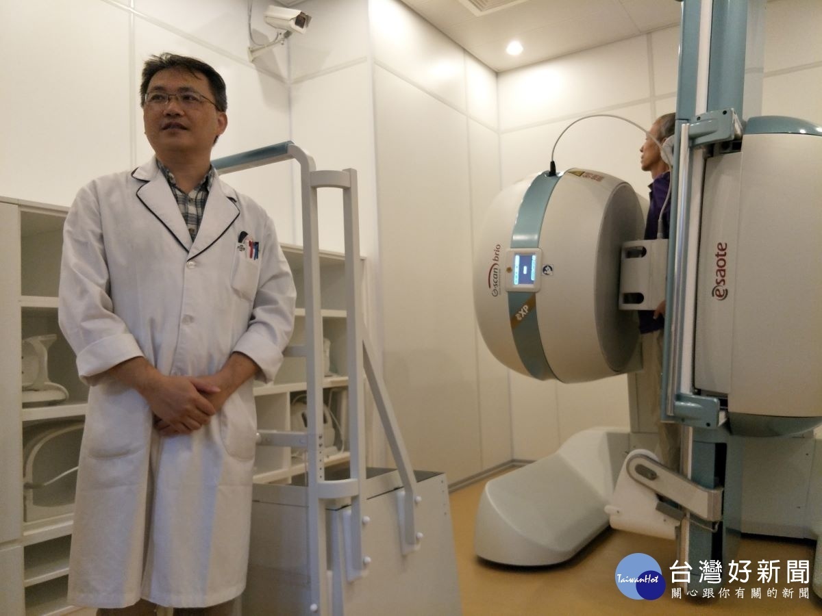 彰化秀傳醫院引進動態負重磁振造影(MRI),現場由一位60歲的傅先生檢查出疾病病灶。圖/記者鄧富珍攝