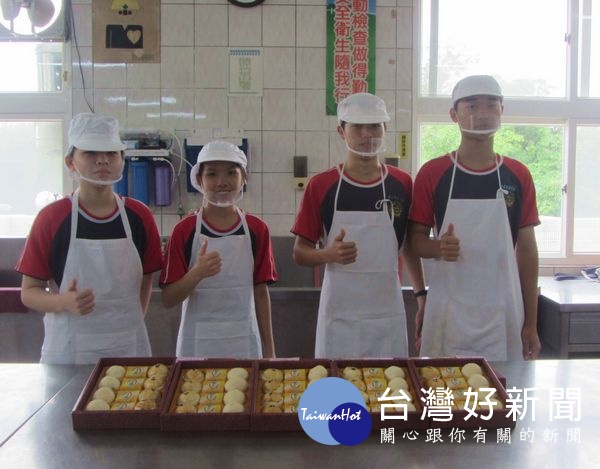 北港農工畜產保健科製作美味健康的中秋月餅,與全校師生及社區獨老分享,傳達濃濃的賀節心意與祝福。