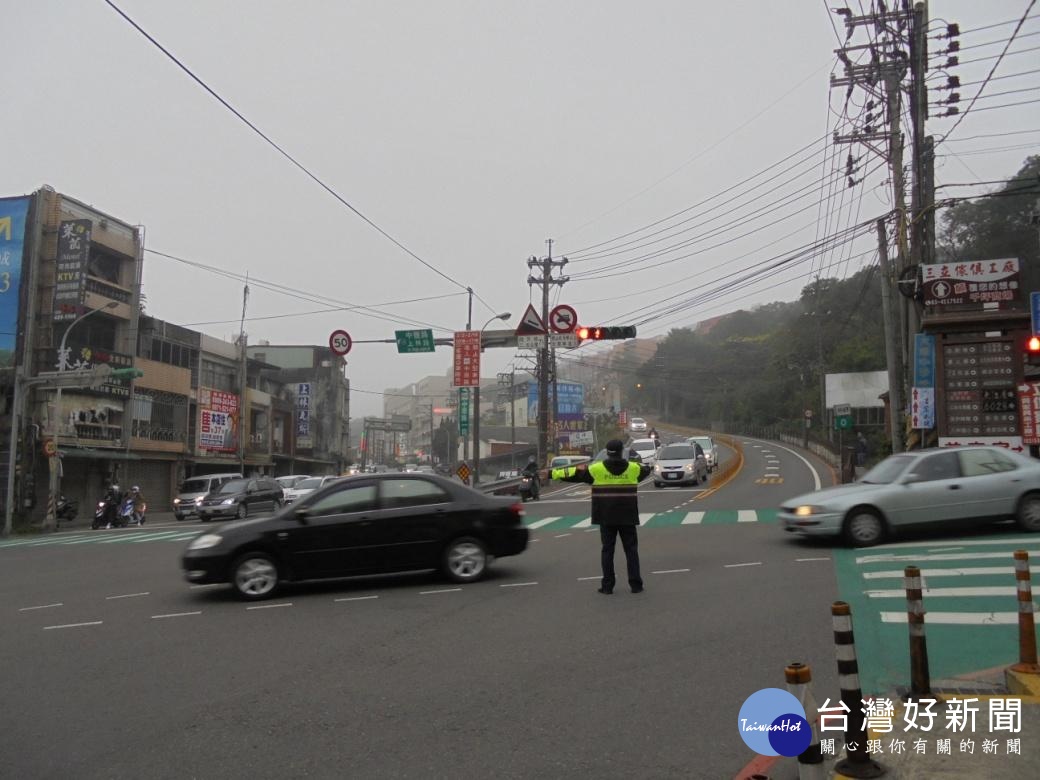龍潭分局為因應連續三天的中秋節假期，針對轄區易壅塞路段研擬規劃交通疏導作為。
