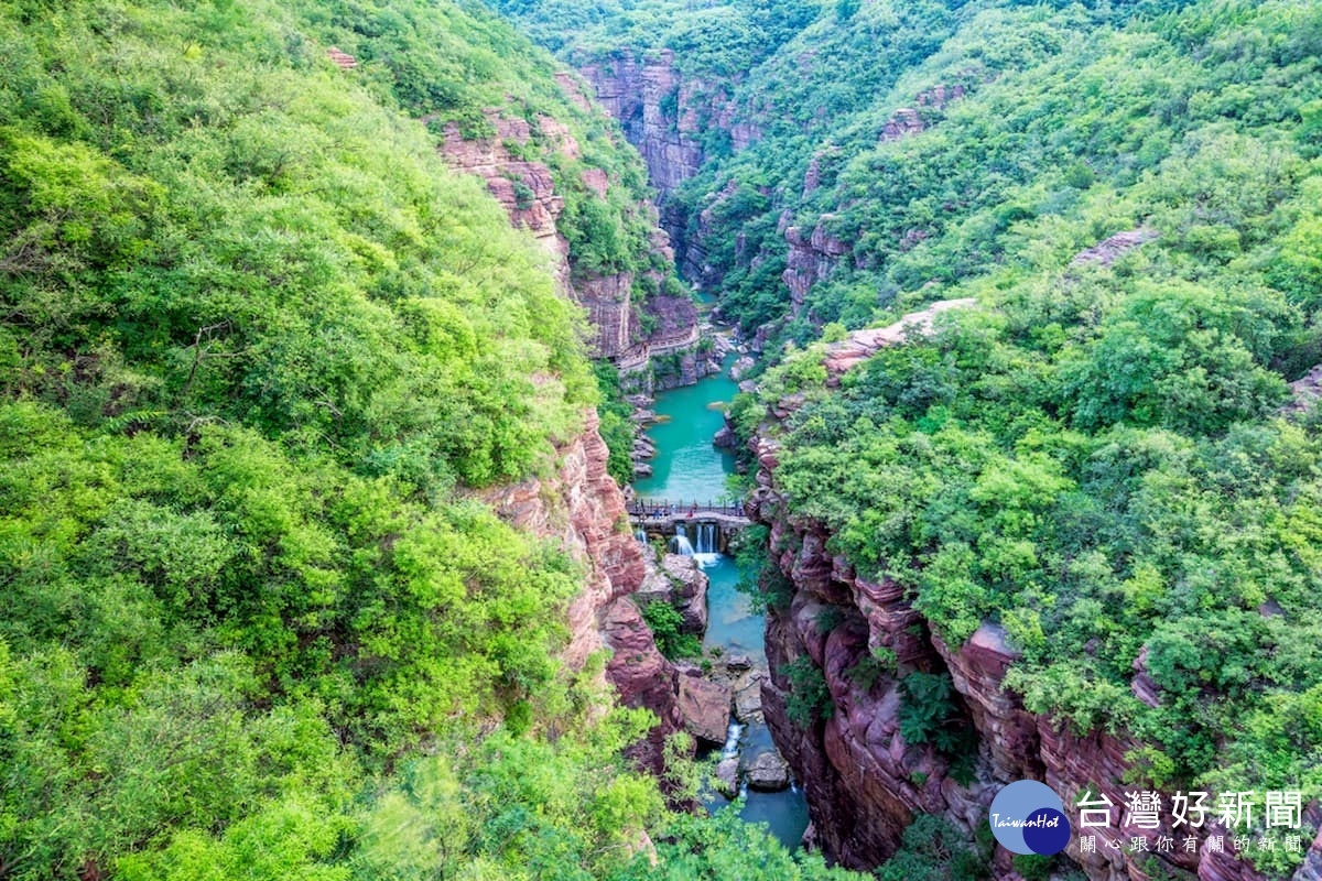 河道清澈碧綠而夢幻,漫步在奇石峭壁、山泉飛瀑以及蟲鳴花香的步道上悠然自得。(圖/喜鴻假期提供)