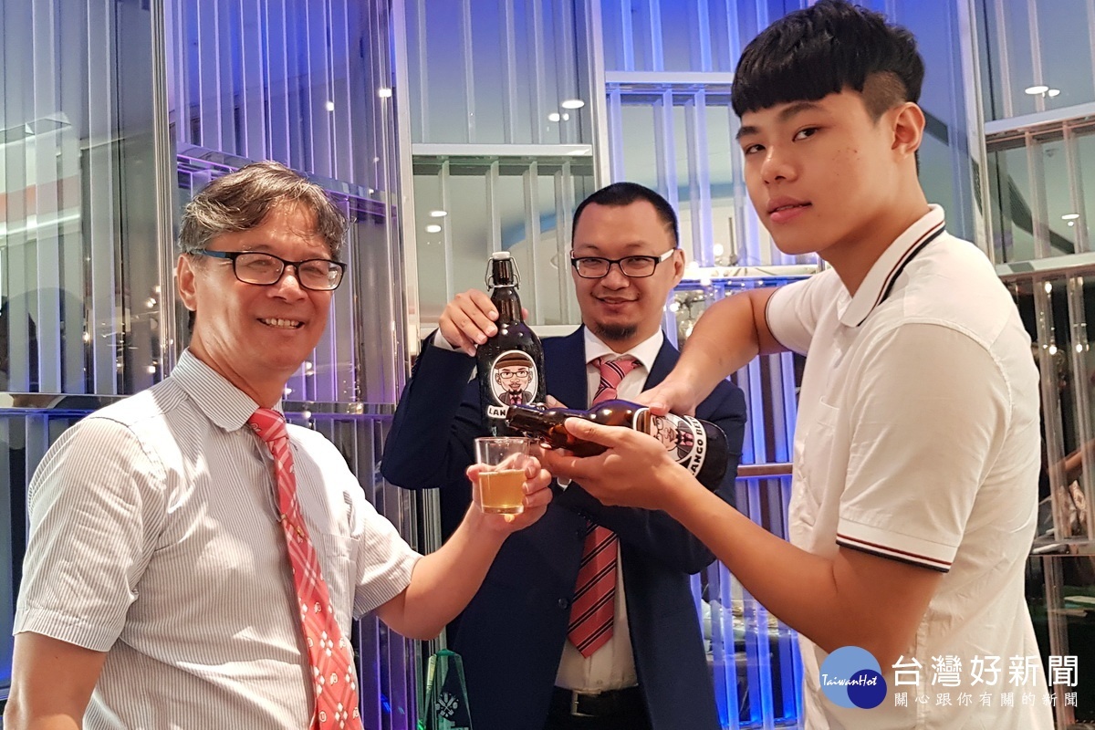 元智大學校長吳志揚品嚐化材系學生楊浚良研發的精釀啤酒(中為教授藍祺偉〕。