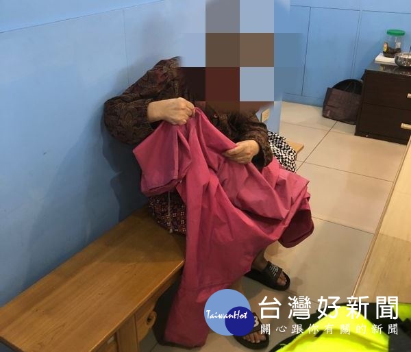 老婦獨自街上漫遊迷失在八德區福德一路上,員警接獲報案先帶回派出所安置休息,協助返家。