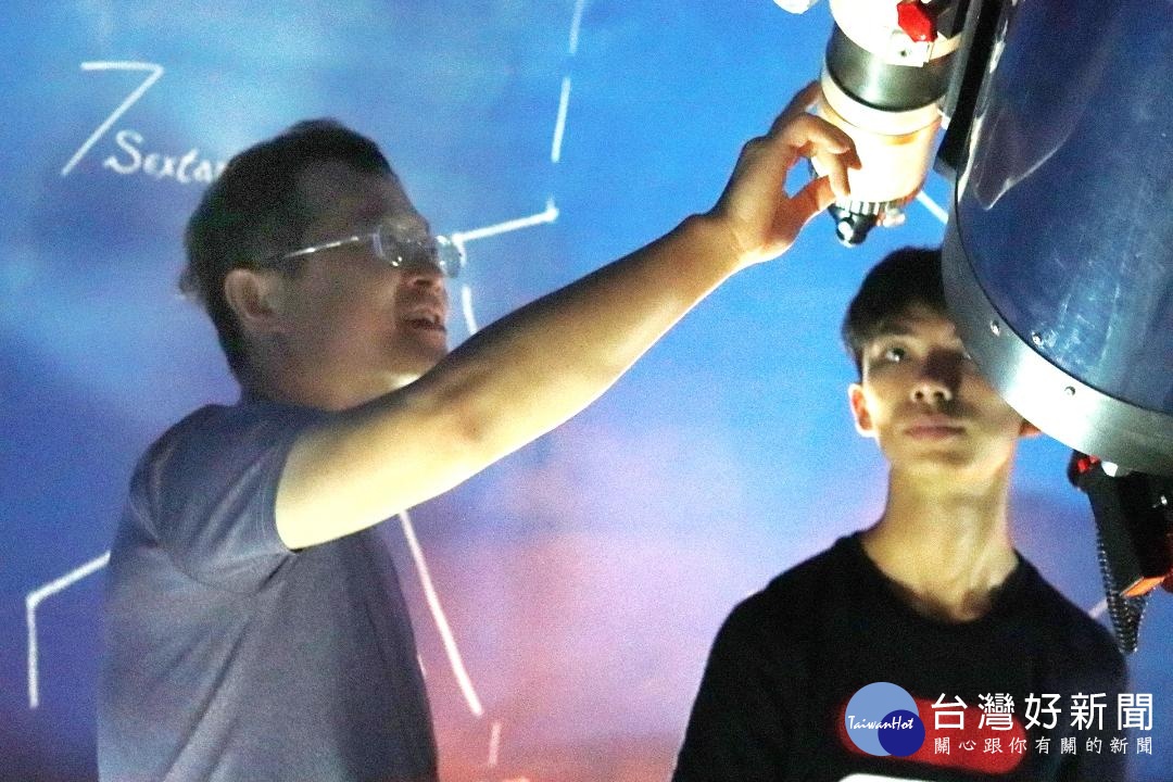 中原大學物理系校友林宏欽(左)現任中央大學天文所鹿林天文台台長,常回母校指導學弟妹。