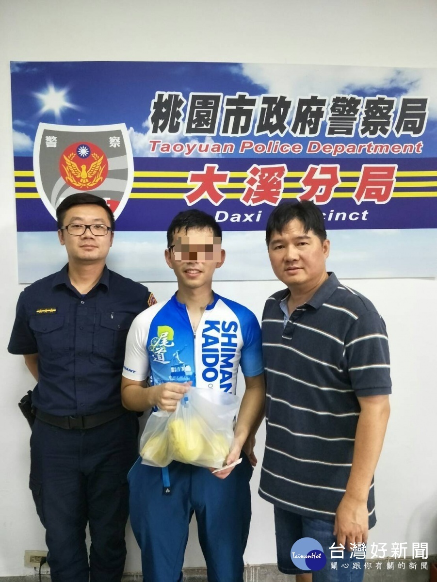 圖:日本東京大學學生津田自行車輪胎無氣,大溪警方為其解決問題。