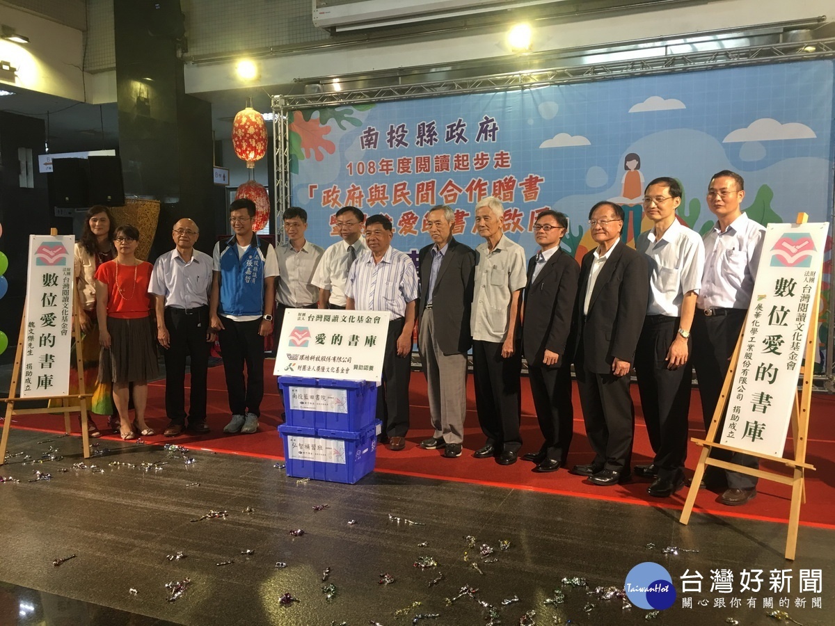 新書箱將分送各書庫。(記者扶小萍攝)