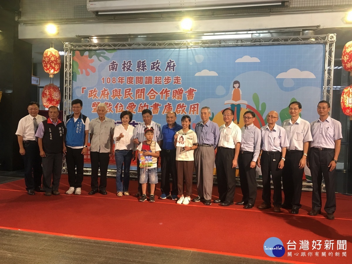 來賓與兩數位書庫學生代表宣示啟用書庫。(記者扶小萍攝)