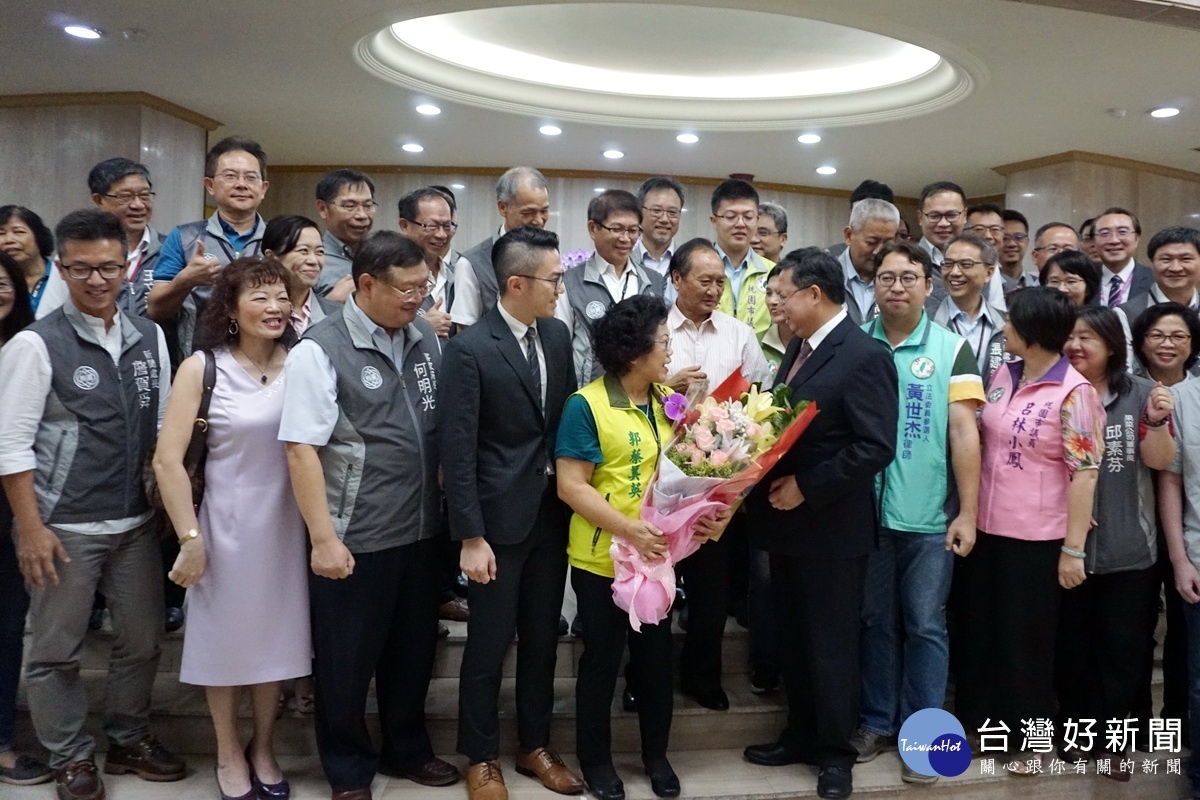 桃園市議員郭蔡美英遞補宣誓就職,桃園市長鄭文燦等人觀禮並表達祝賀。