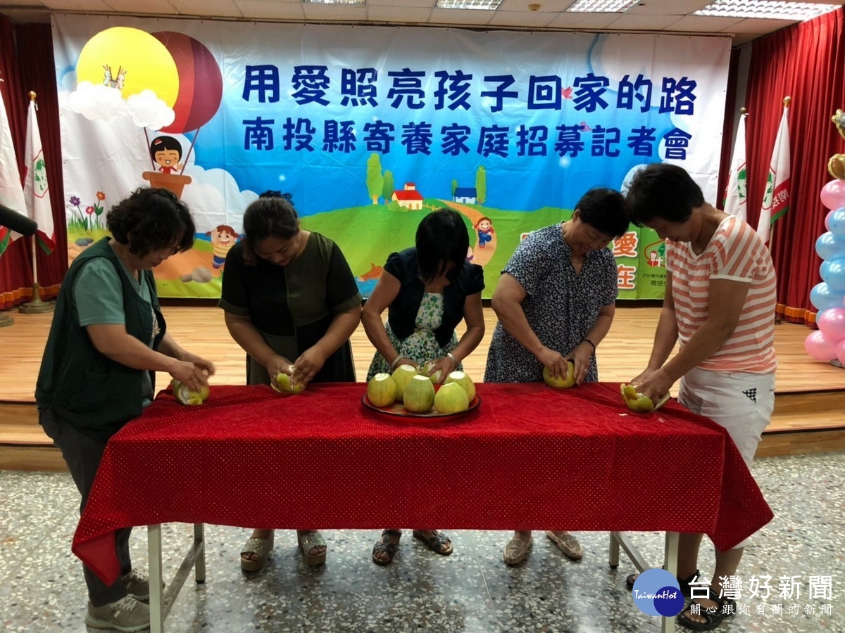 寄養家庭媽媽分享中秋應景的柚子。(南投家扶提供)