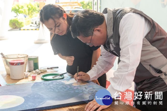 今年度魯班公獎達人組首獎的王惠苹小姐邀請市長為其作品點睛