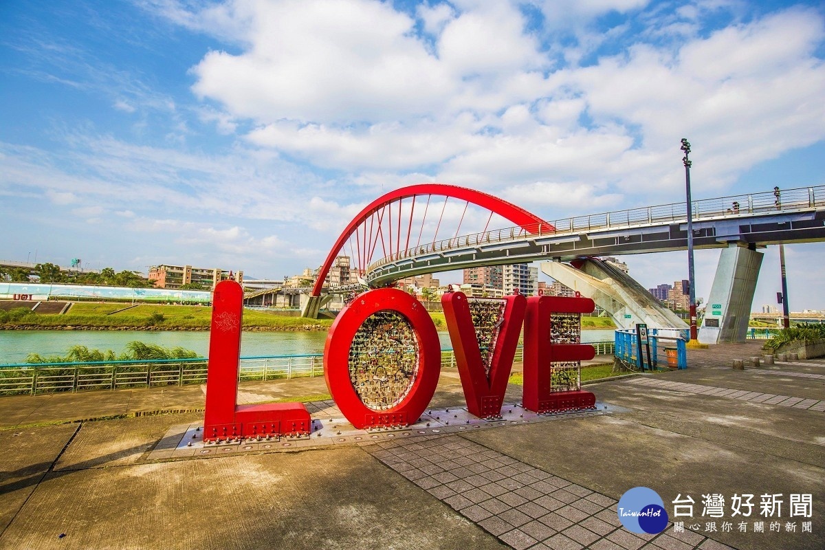 彩虹橋周邊,「LOVE」裝置藝術(圖/台北市水利處提供)