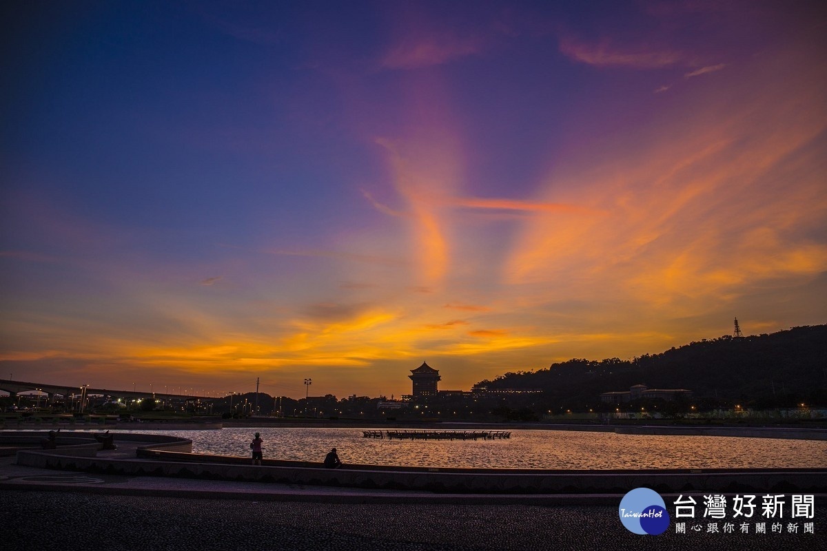 大佳河濱公園霞光萬丈的美景(圖/台北市水利處提供)