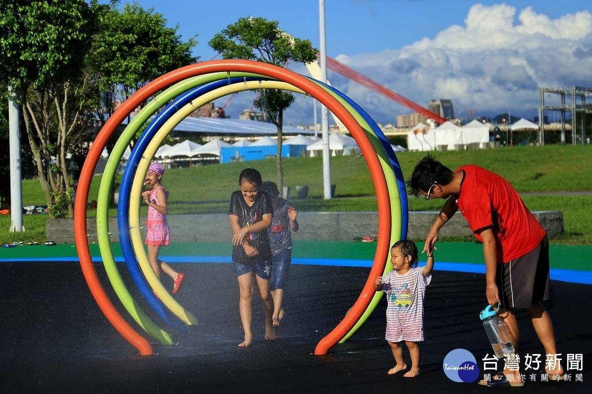 大佳河濱公園戲水,中秋連假下午3-6時戲水區開放(圖/台北市水利處提供)