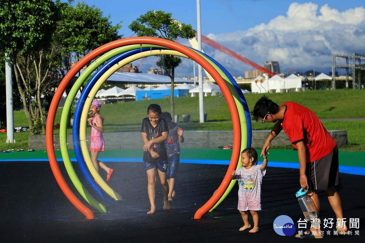 大佳河濱公園戲水，中秋連假下午3-6時戲水區開放（圖／台北市水利處提供）