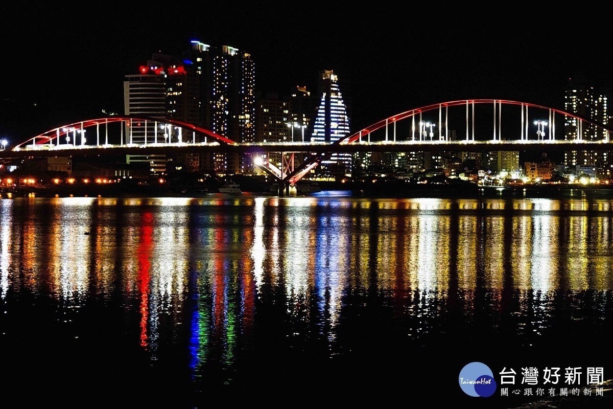 入夜後的關渡大橋，串聯成一路美麗的風景（圖／台北市水利處提供）