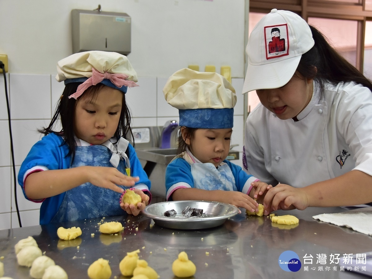 明道附設幼兒園DIY做月餅　以實際行動温暖家扶幼兒
