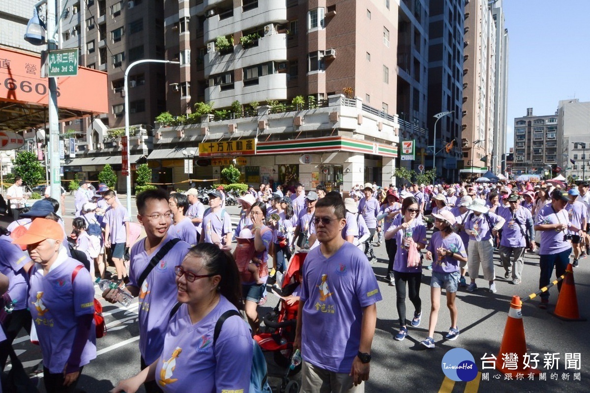 「銀河水岸、樂活新都心社區營造暨社會福利宣導」健走活動,現場湧入1萬3千多人場面盛大。